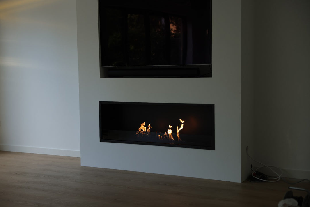Bioethanol Einbaukamin Einbau Kamin Ofen SELECTED in Trockenbau Wand in Wohnzimmer unter Fernseher / TV von Wild Flame