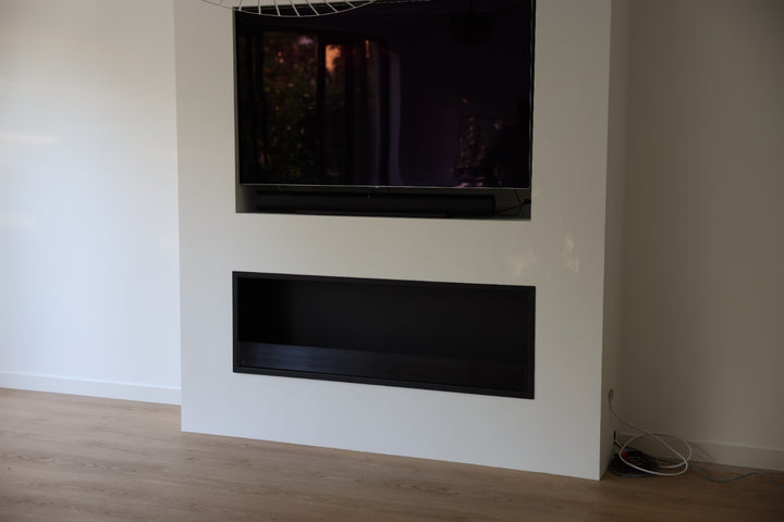 Bioethanol Einbaukamin Einbau Kamin Ofen SELECTED in Trockenbau Wand in Wohnzimmer unter Fernseher / TV von Wild Flame Frontal