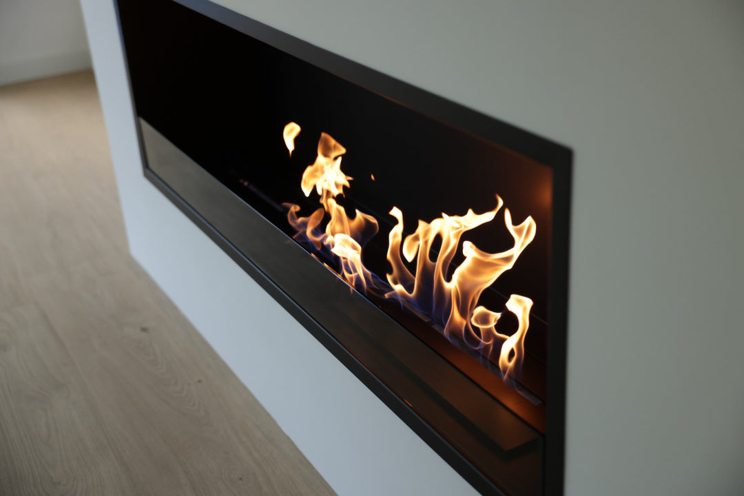 Bioethanol Einbaukamin Einbau Kamin Ofen SELECTED in Trockenbau Wand in Wohnzimmer unter Fernseher / TV von Wild Flame Nahaufnahme