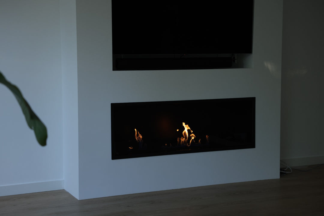 Bioethanol Einbaukamin Einbau Kamin Ofen SELECTED in Trockenbau Wand in Wohnzimmer unter Fernseher / TV von Wild Flame seitlich