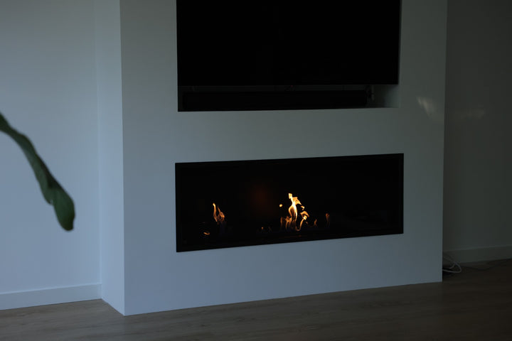 Bioethanol Einbaukamin Einbau Kamin Ofen SELECTED in Trockenbau Wand in Wohnzimmer unter Fernseher / TV von Wild Flame seitlich